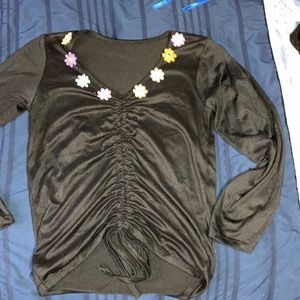 Long sleeve with a flower neckline and a drawstring down the middle